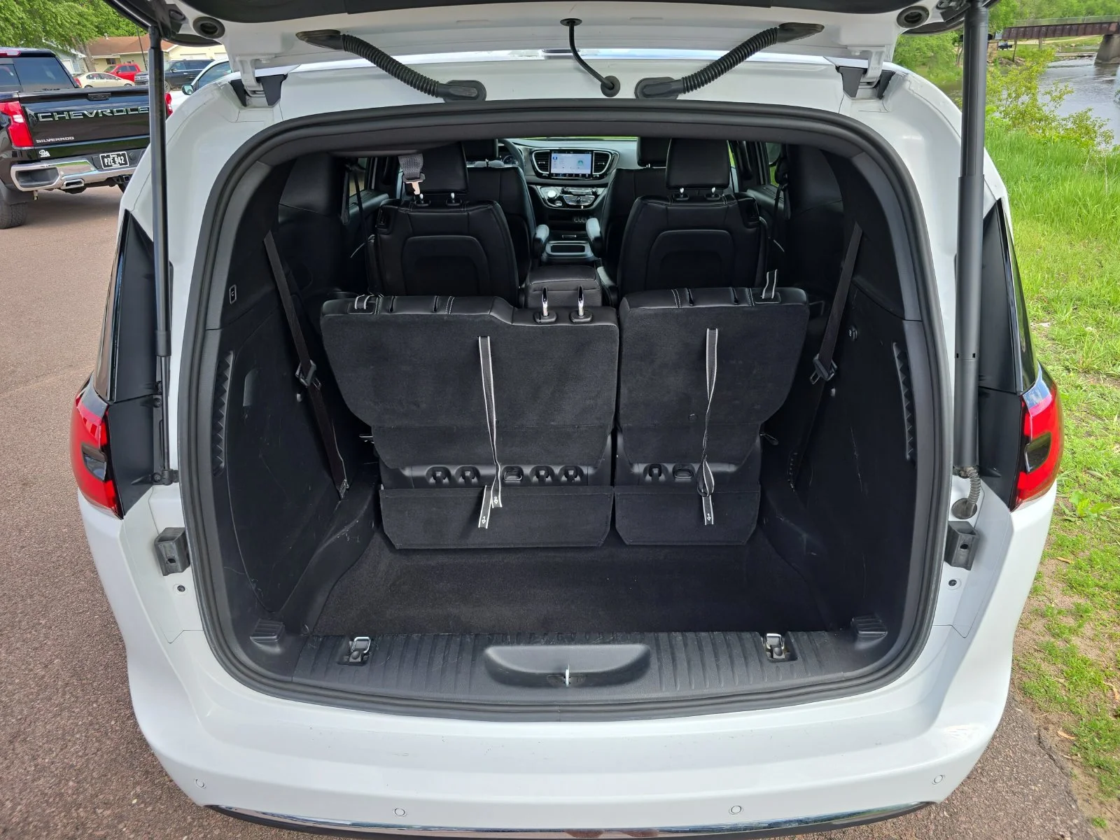 2025 Chrysler Pacifica Select - Photo 6