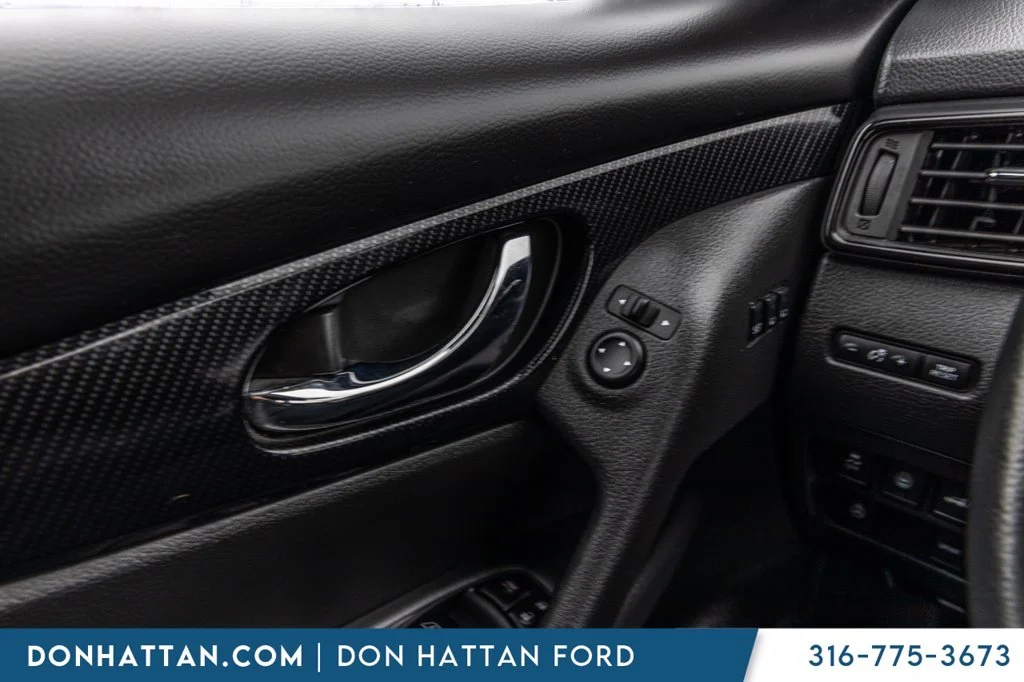 Used 2018 Silver Nissan SL image 11