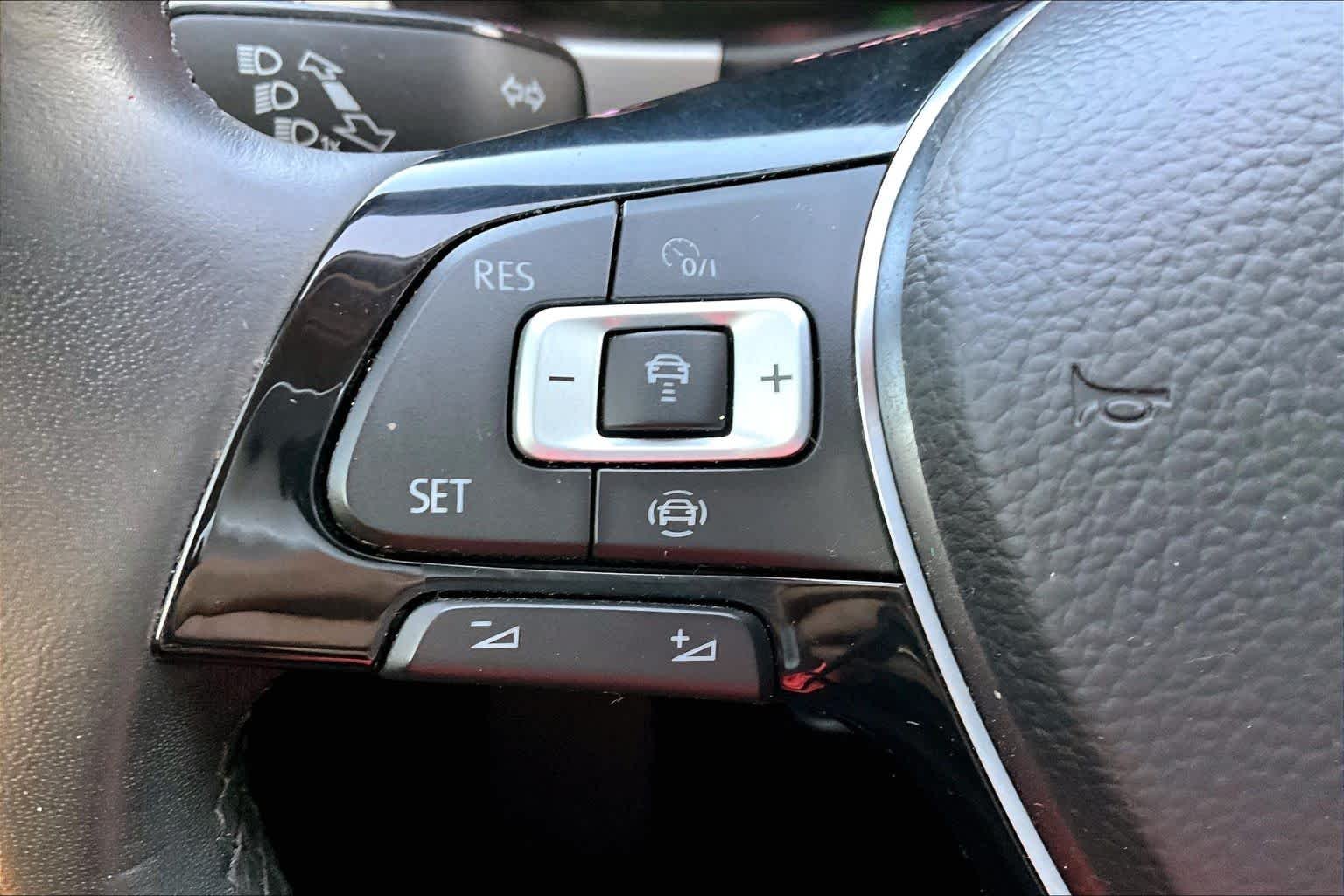 Used 2019 Platinum Gray Metallic Volkswagen 3.6L V6 SEL R-Line image 23