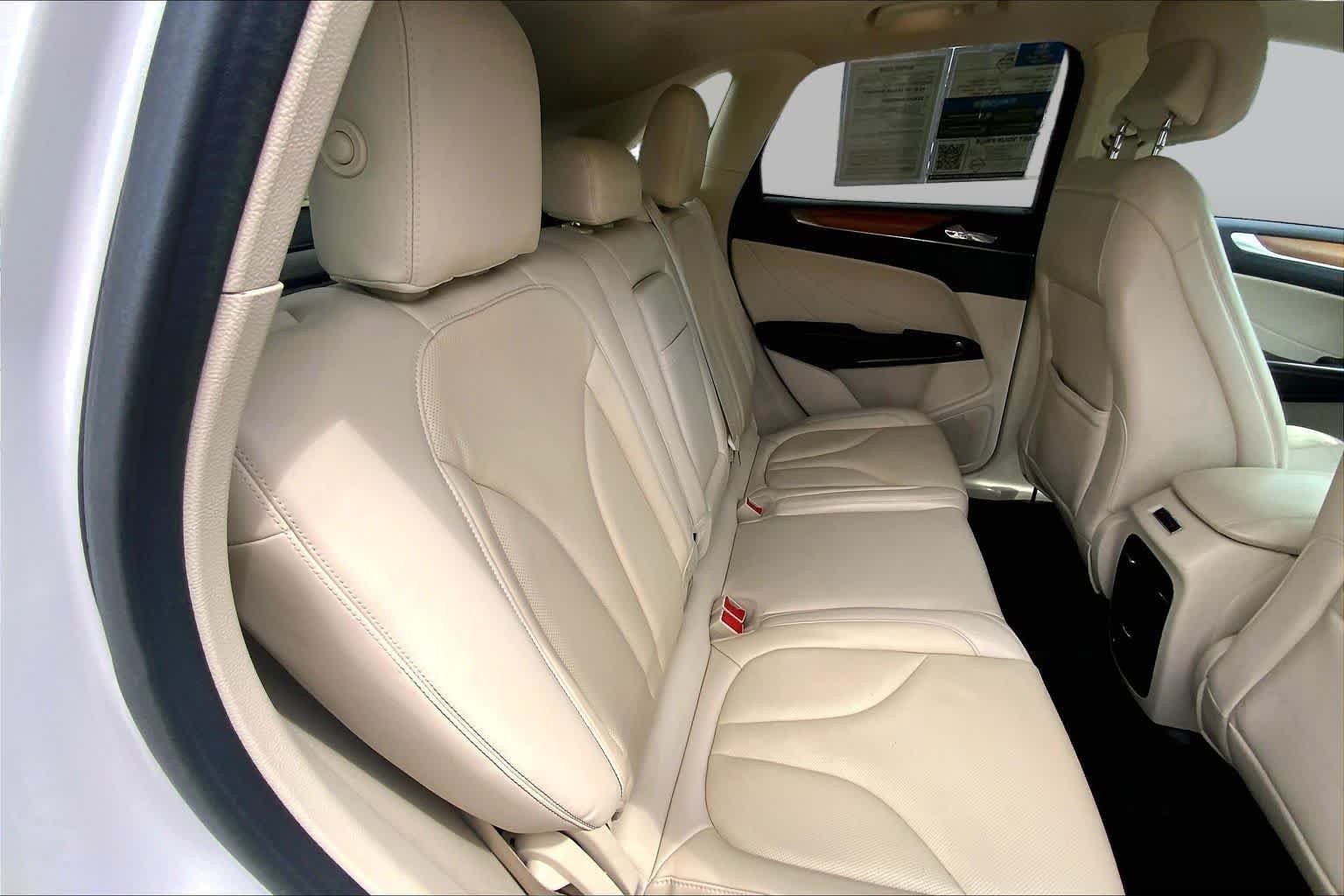 Used 2016 White Platinum Metallic Tri-Coat Lincoln Reserve image 19