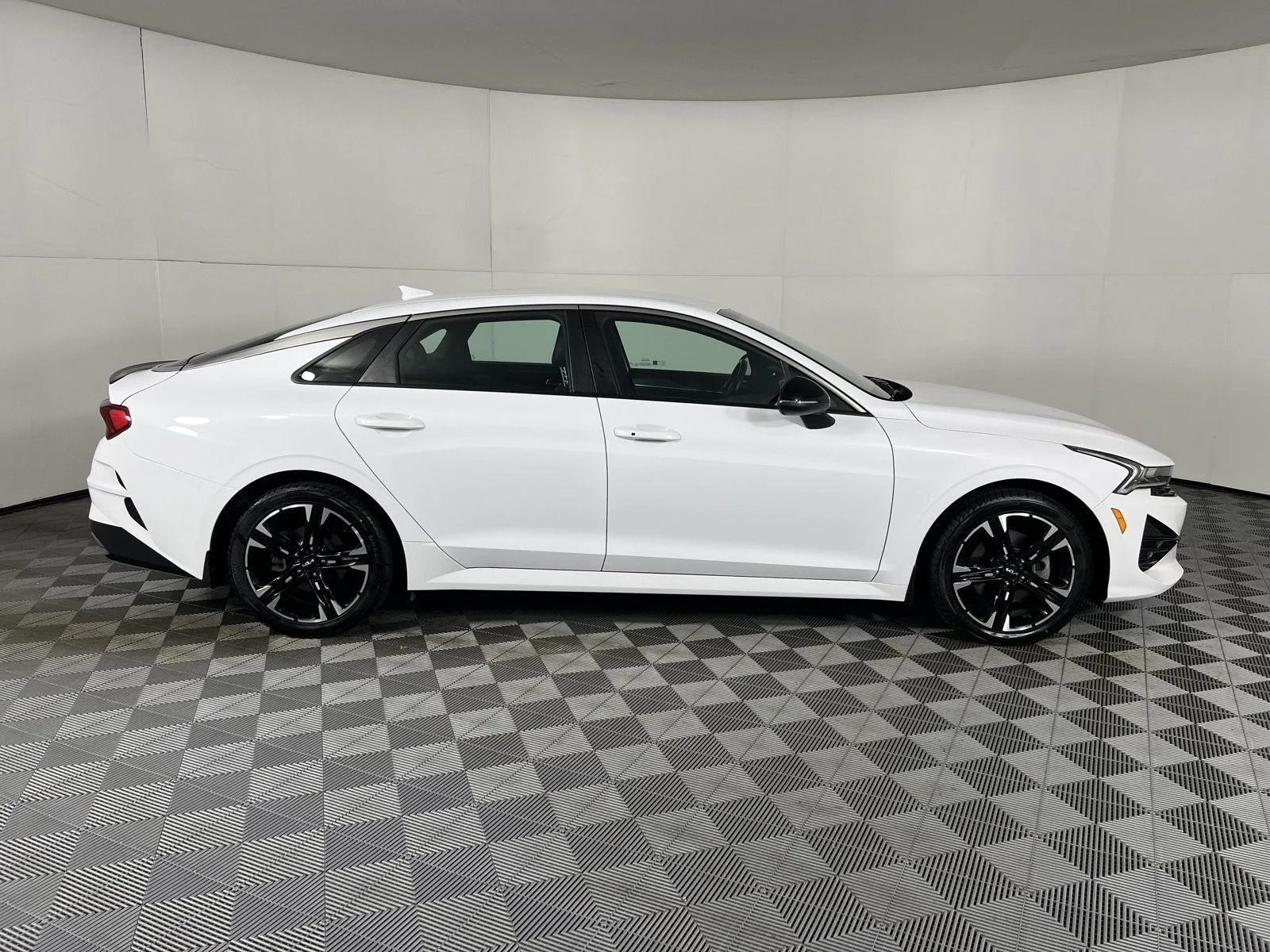 Used 2024 Glacial White Pearl Kia GT-Line image 24