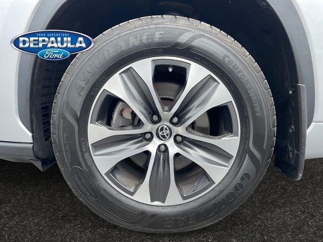 Certified Used 2022 Silver Toyota XLE image 18
