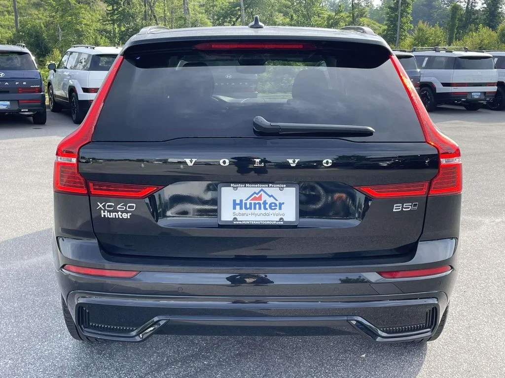 Certified Used 2025 Onyx Black Volvo Core image 27