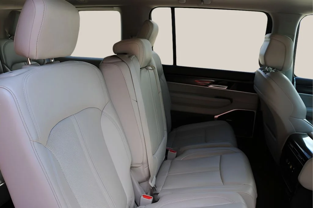 Used 2024 Gray Jeep Base image 19