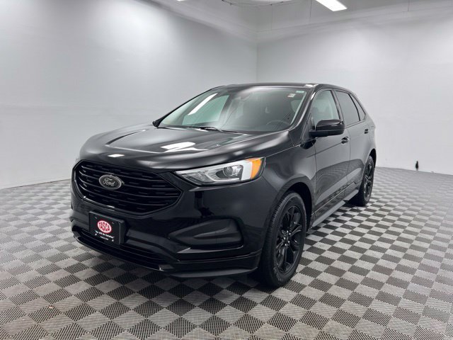 Used 2023 Black Ford SE image 2