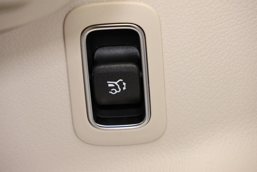 Used 2026 Night Black Mercedes-Benz GLB 250 image 36