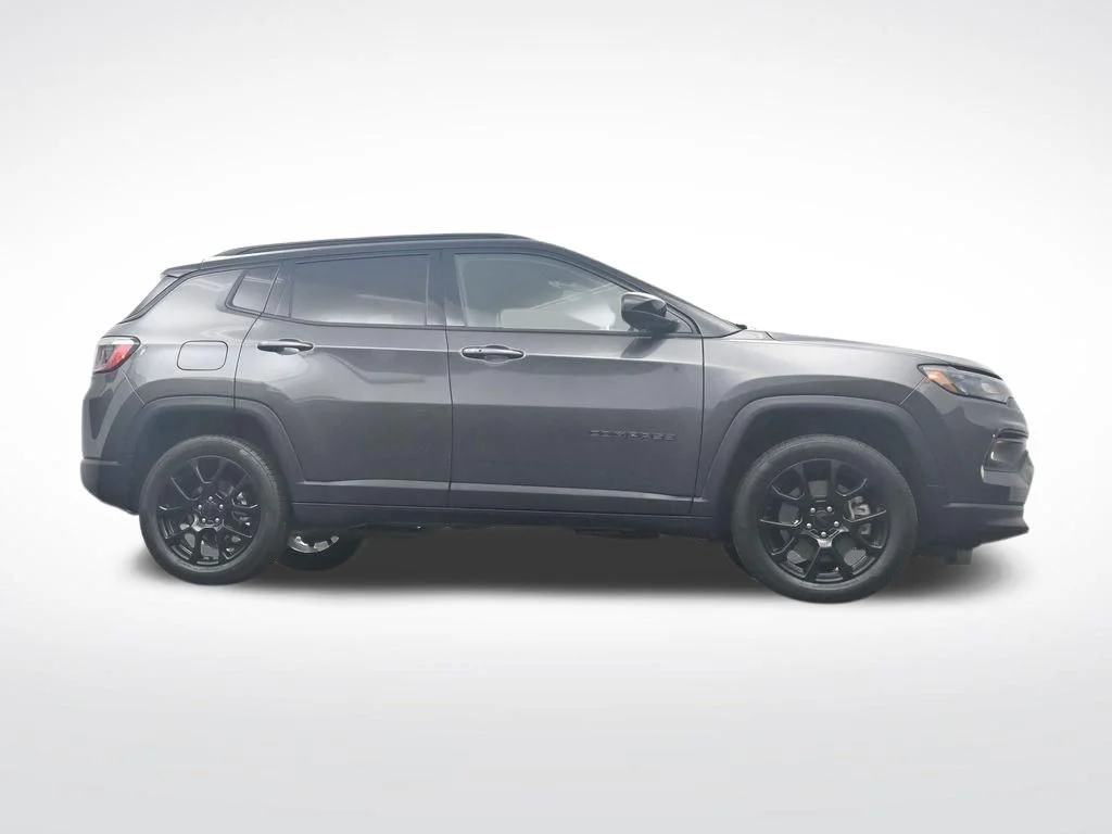 Used 2024  Jeep Latitude image 32