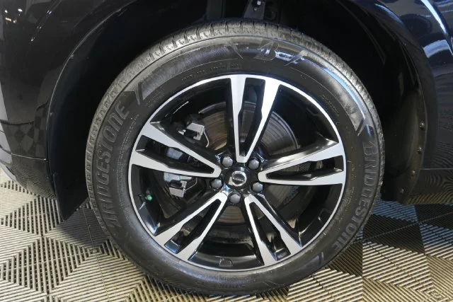 Used 2021 Onyx Black Metallic Volvo T5 Momentum image 9