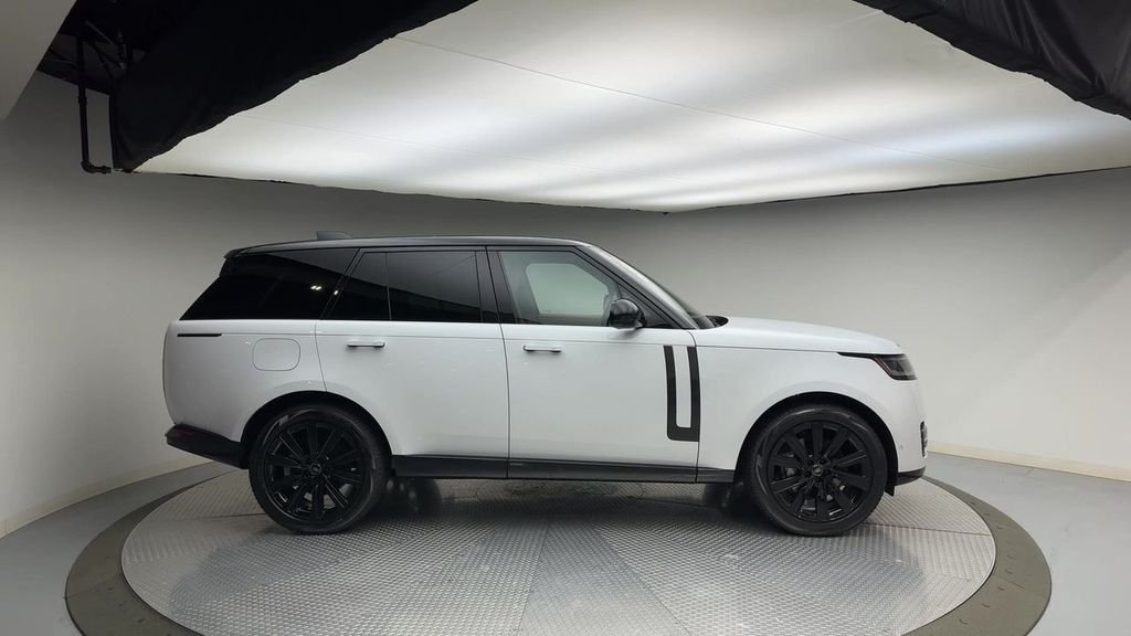 Used 2023  Land Rover SE image 9