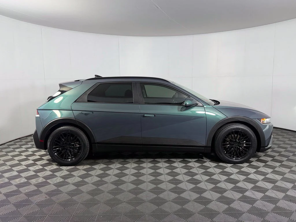 Certified Used 2025 Green Hyundai SEL image 5