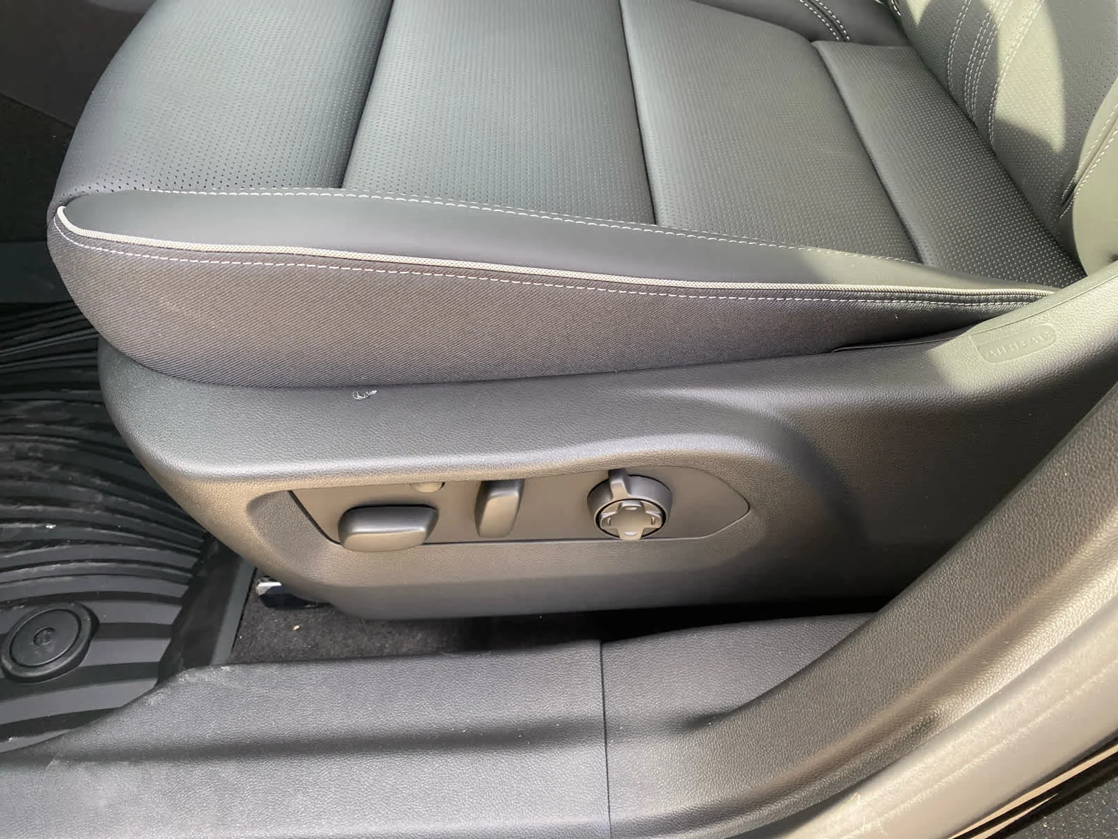 New 2026 Ebony Twilight Metallic Buick Avenir image 15