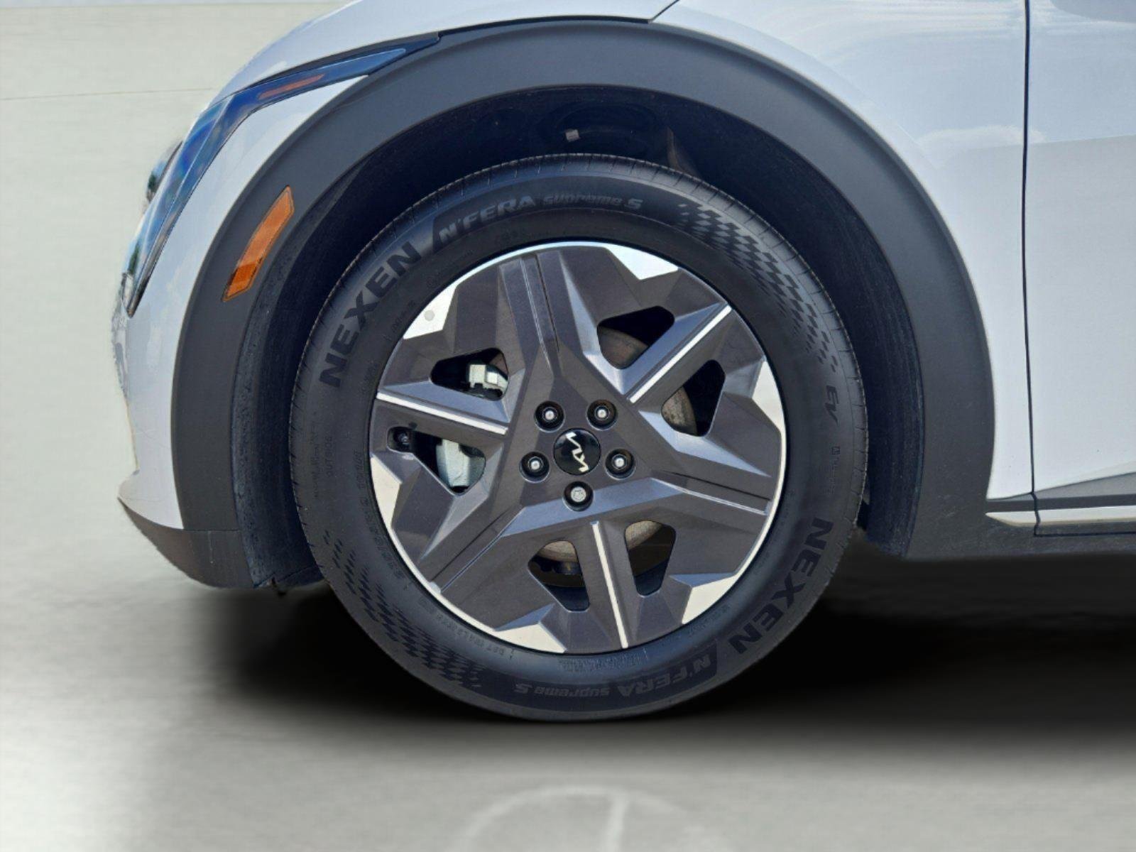 Used 2025 Glacial White Pearl Kia Light image 10
