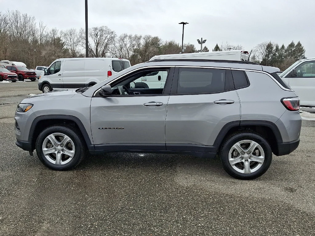 Used 2023 Billet Silver Metallic Clearcoat Jeep Latitude image 7