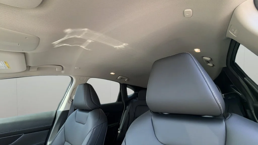 Used 2025 White Nissan SV image 31