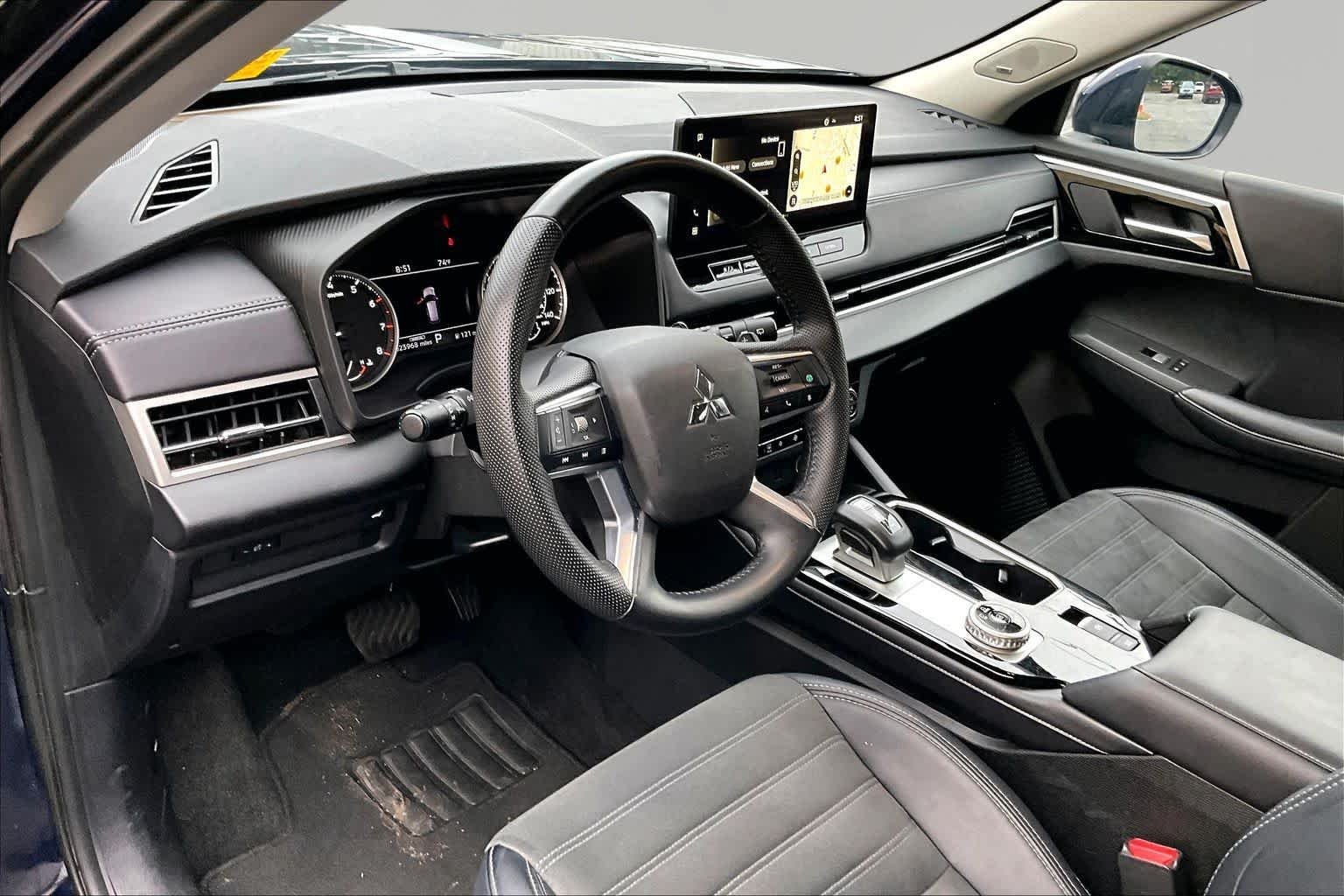 Used 2025 Cosmic Blue Metallic Mitsubishi SE image 18