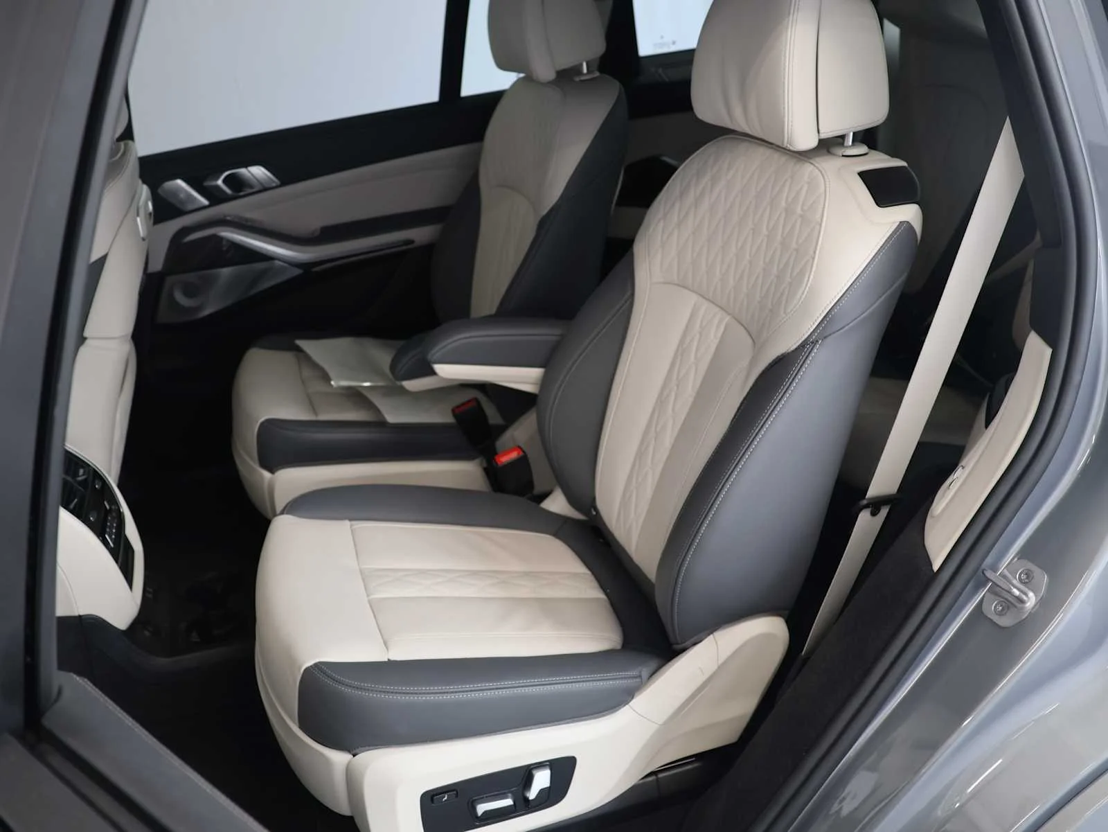 Certified Used 2025 Skyscraper Grey Metallic BMW M60i image 26