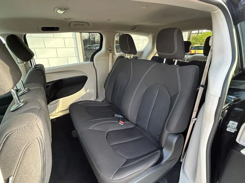 Used 2021 Black Chrysler L Minivan 4D image 33