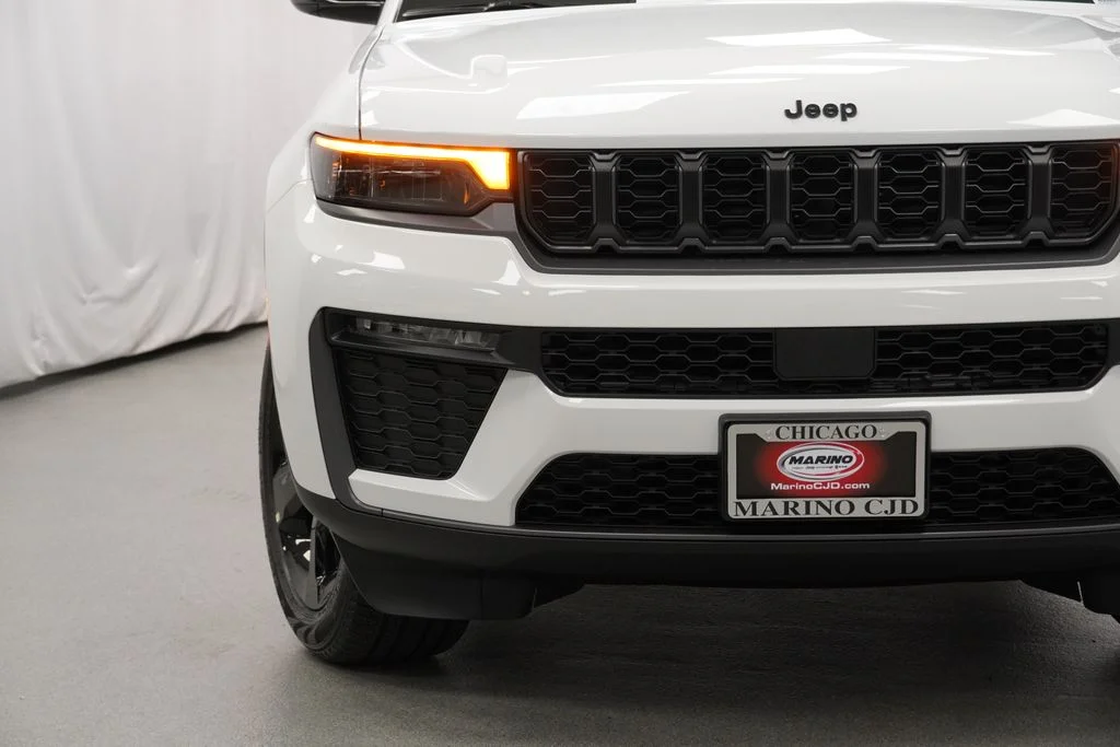 New 2026 Bright White Clear-Coat Exterior Paint Jeep Limited image 6