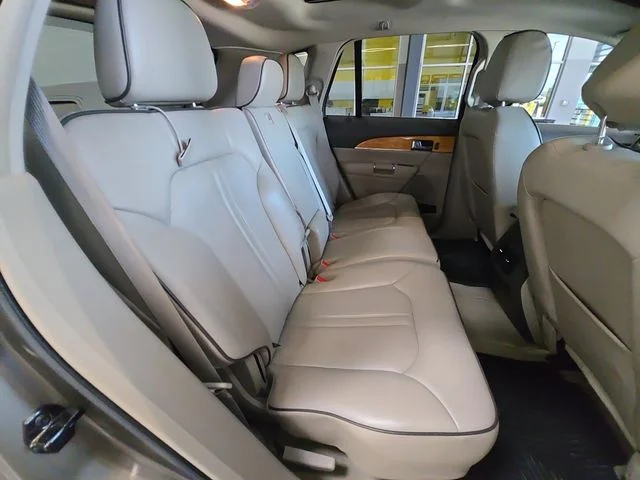 Used 2012 Gray Lincoln Base image 22