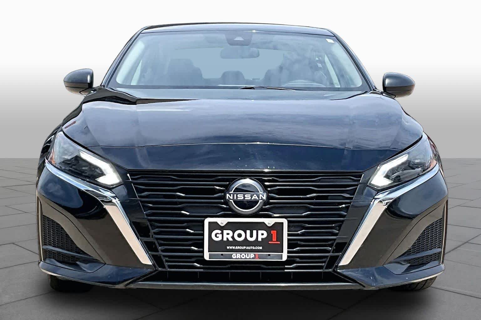 Used 2025 Super Black Nissan SV image 3