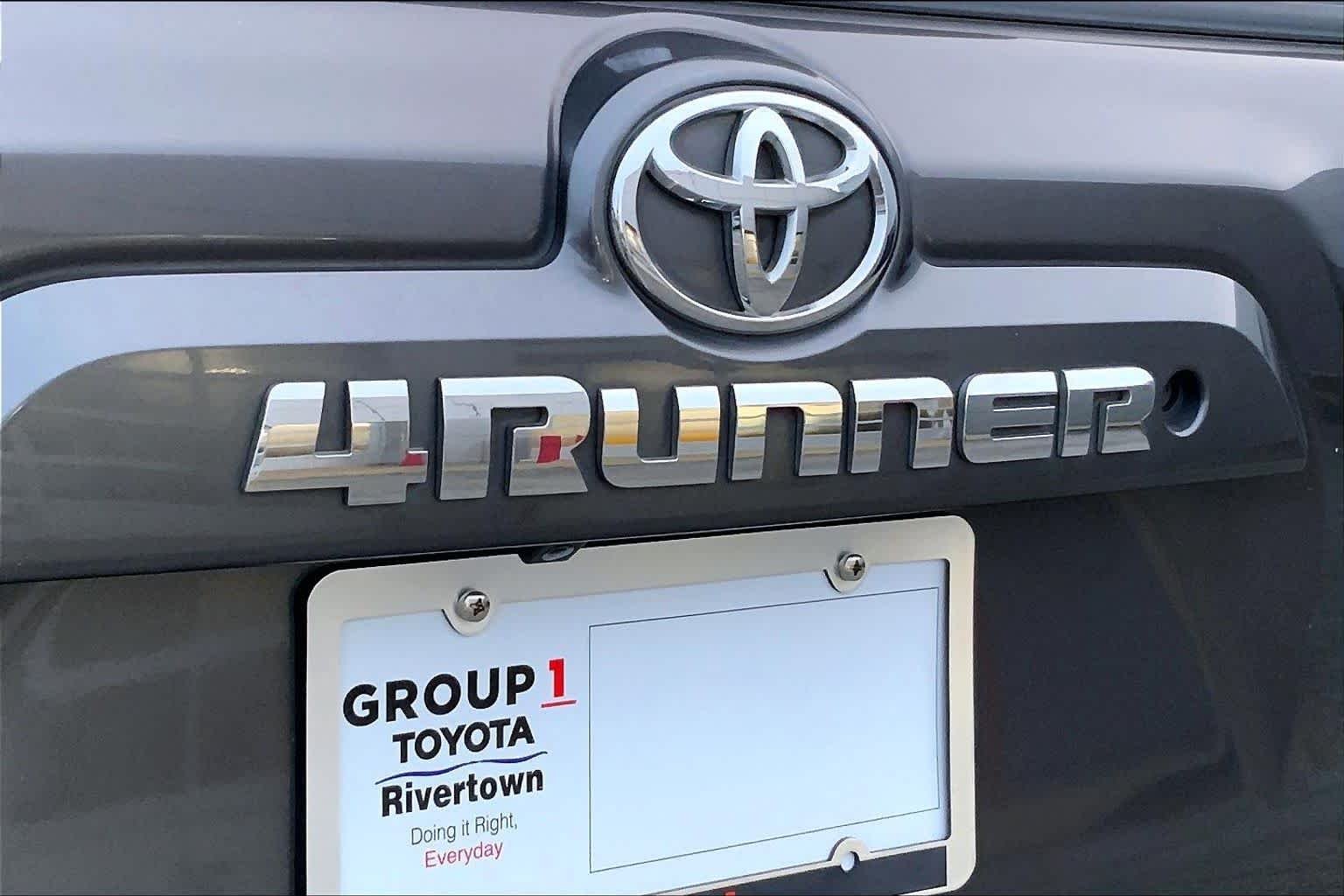 Used 2018 Magnetic Gray Metallic Toyota SR5 Premium image 9