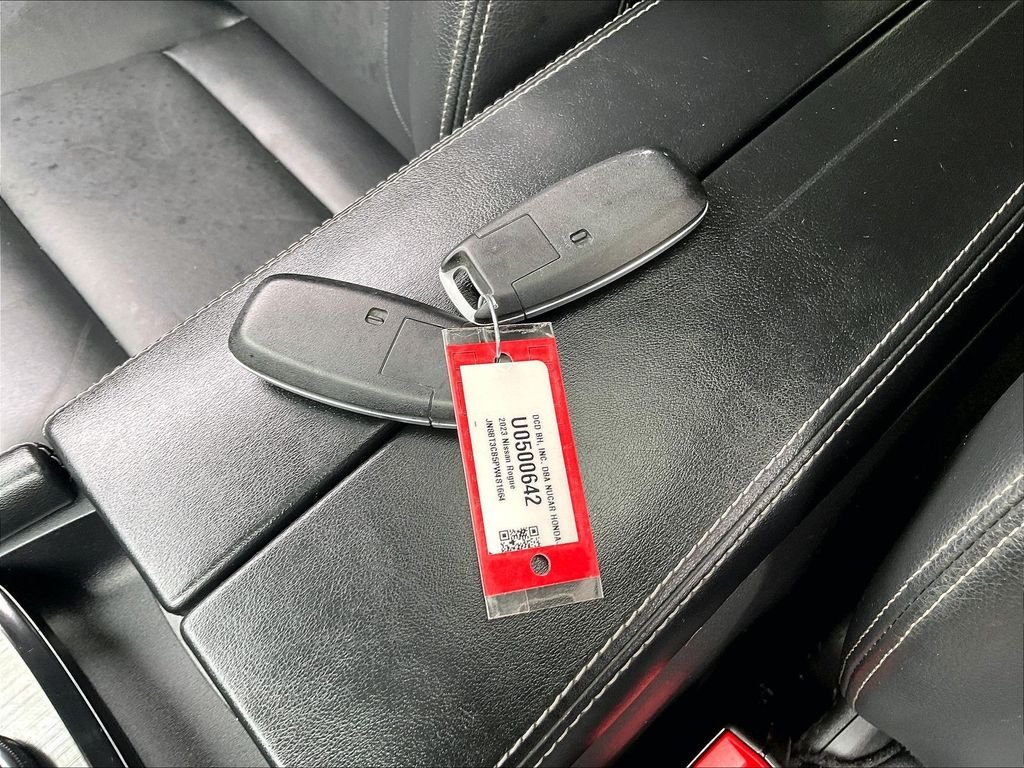 Used 2023 Pearl White Tricoat/Super Black Nissan SL image 31