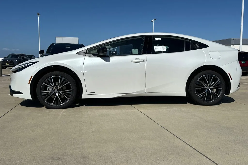 New 2027 Wind Chill Pearl <sup>1</sup> Toyota  Limited AWD image 7