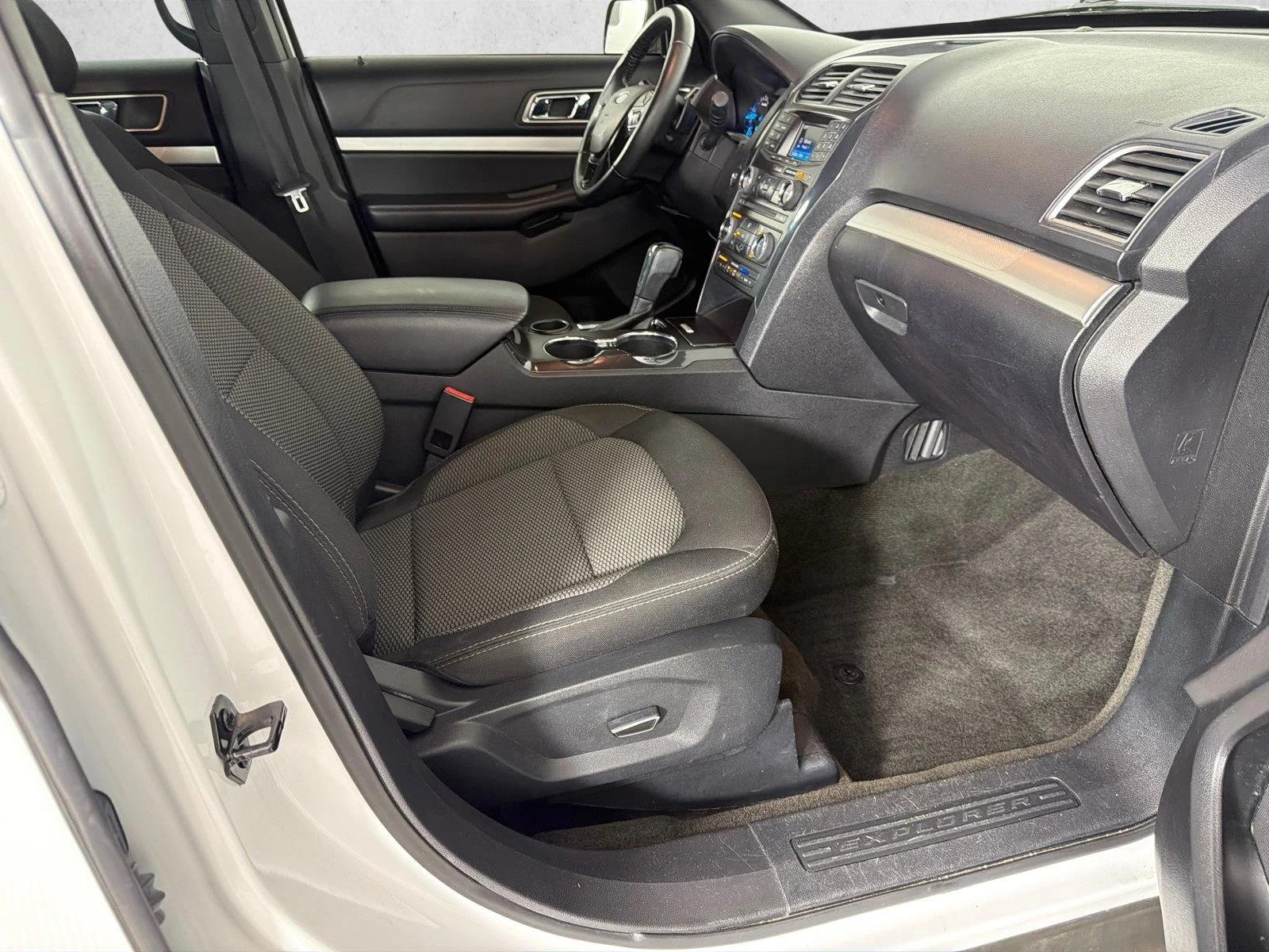 Used 2017 Oxford White Ford XLT image 13