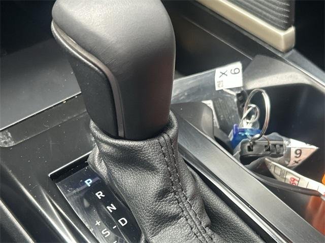 2025 Toyota Camry SE - Photo 20