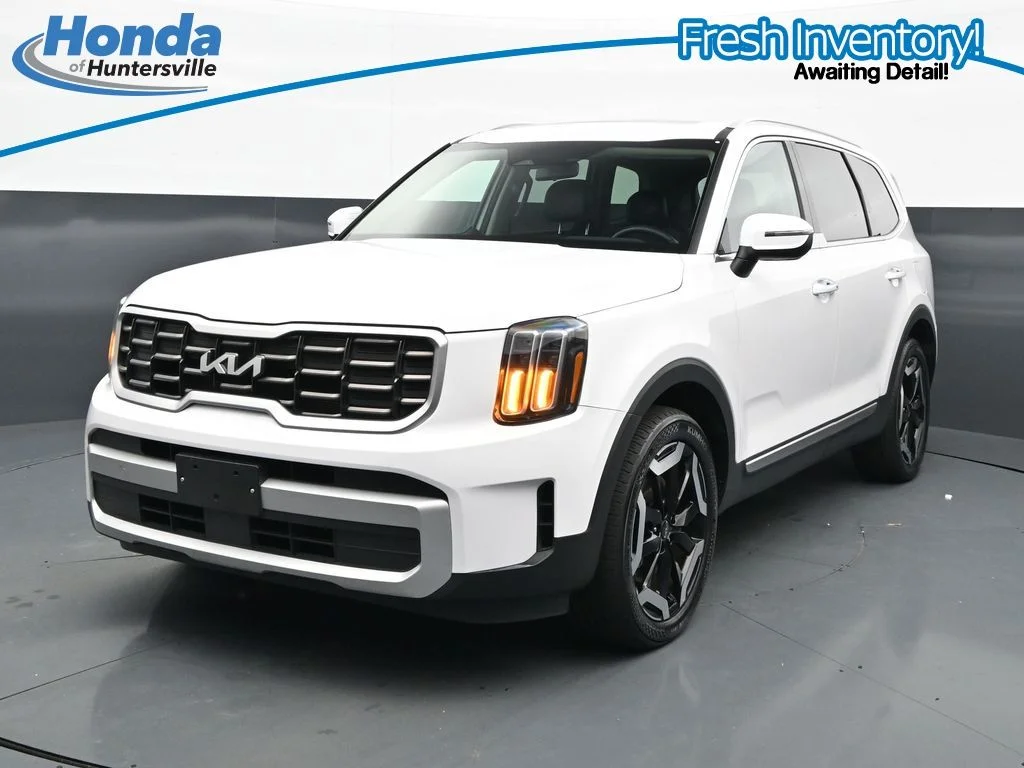 Used 2025 White Pearl Kia S image 4