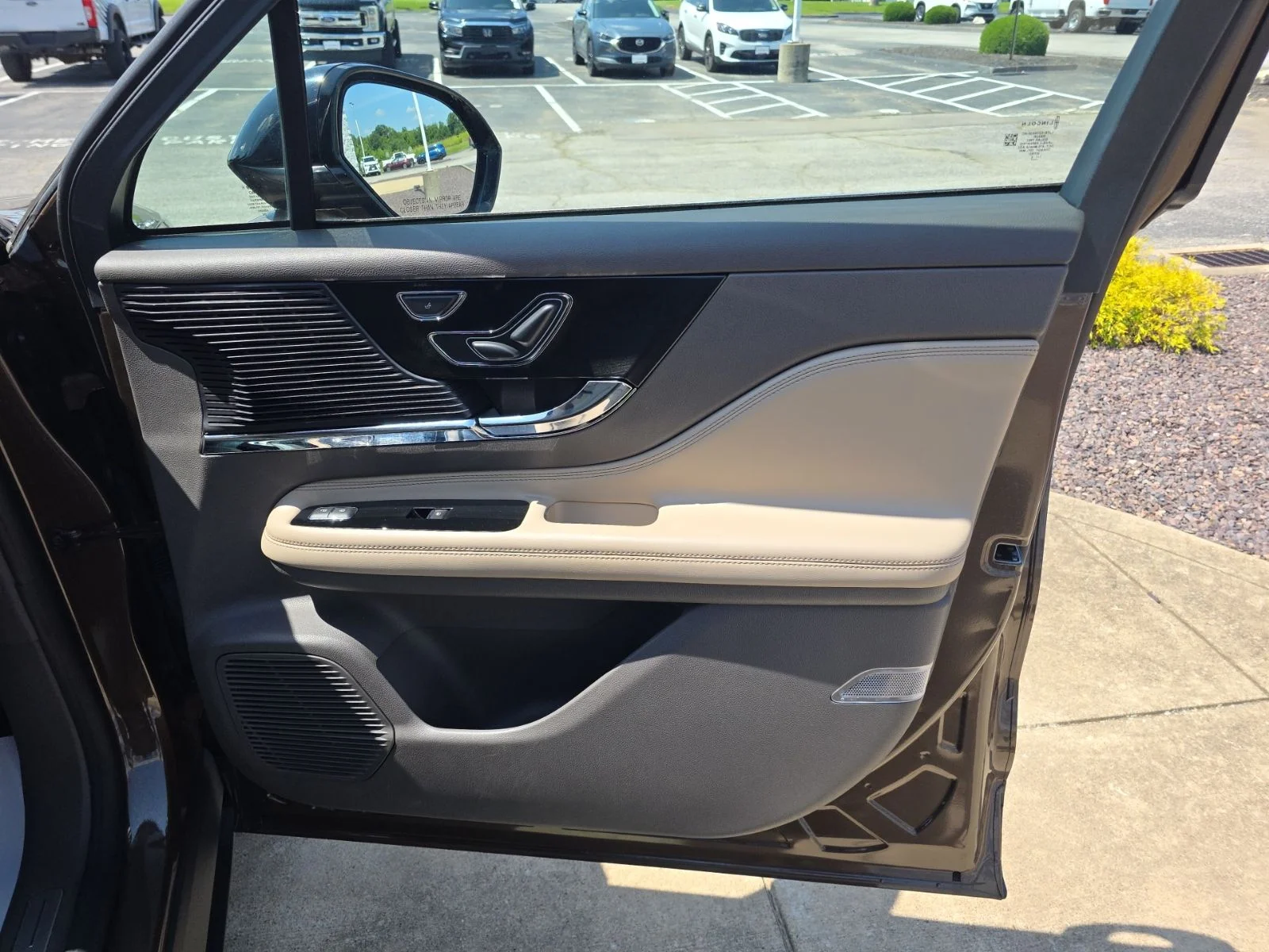 Used 2022 Smoke Metallic Lincoln Standard image 27