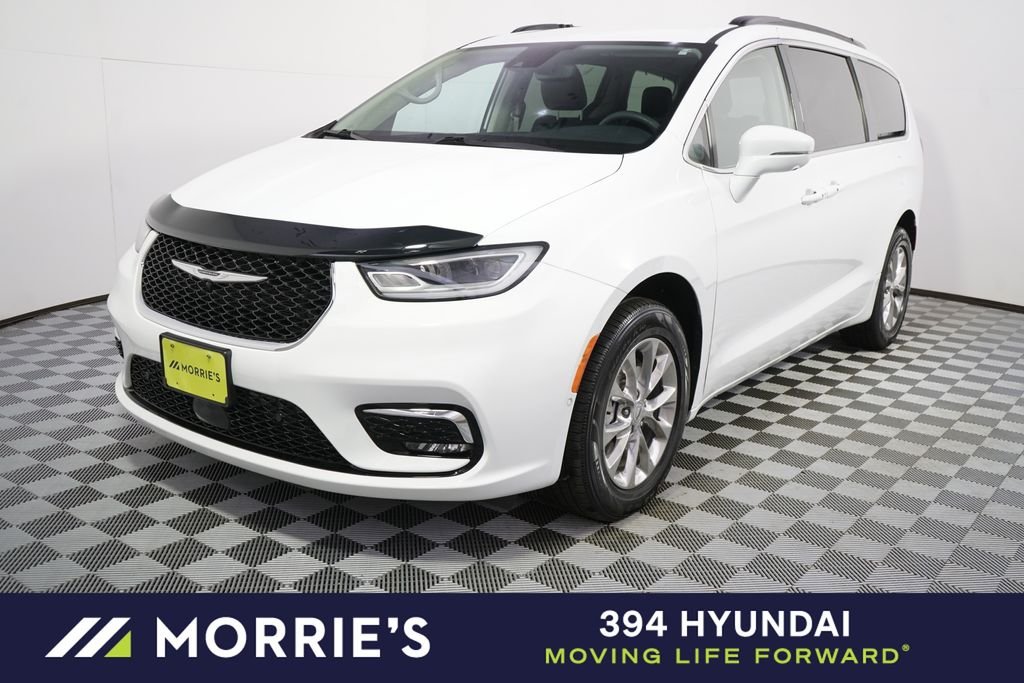 2022 Chrysler Pacifica Touring L's photo