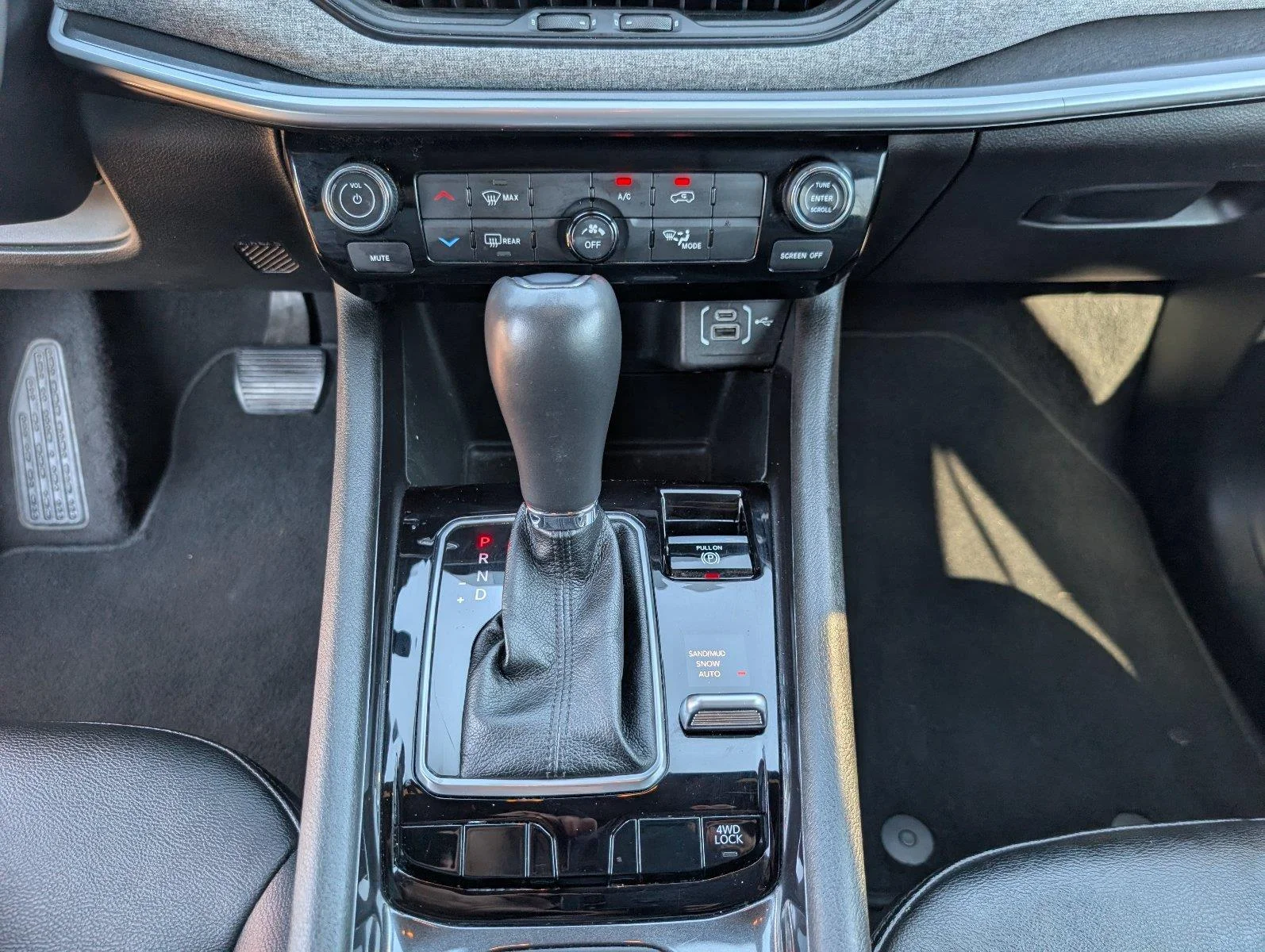 Used 2025 Red Hot Pearlcoat Jeep Latitude image 28