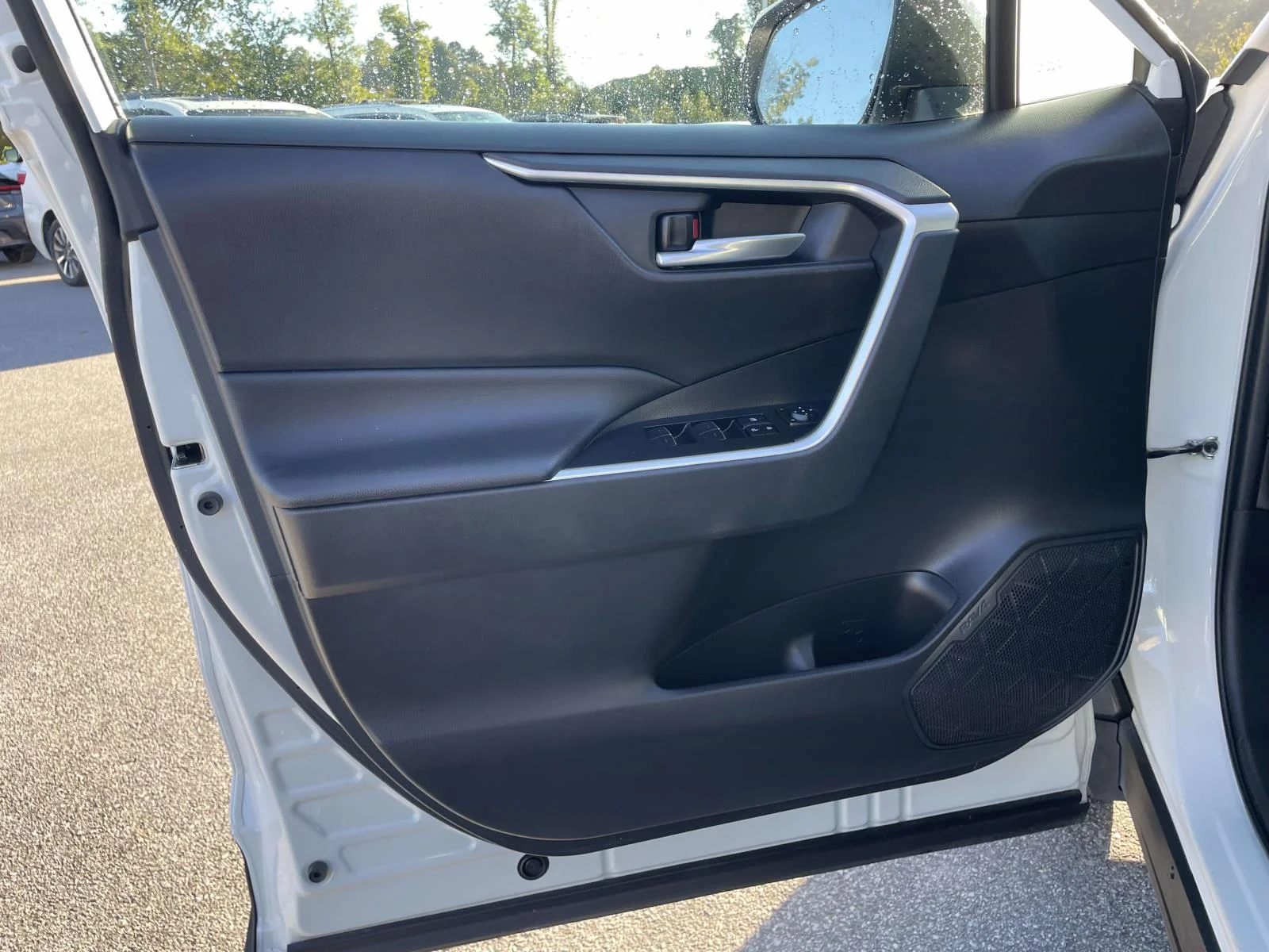 Used 2025 Ice Cap Toyota XLE image 5