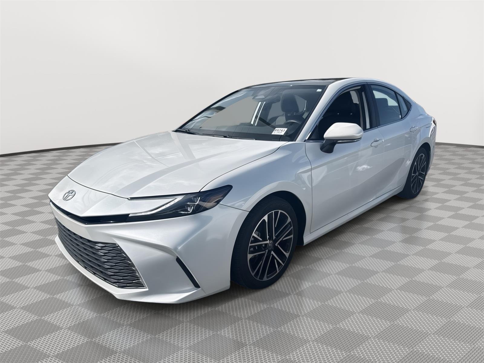Used 2025 Wind Chill Pearl Toyota XLE image 1