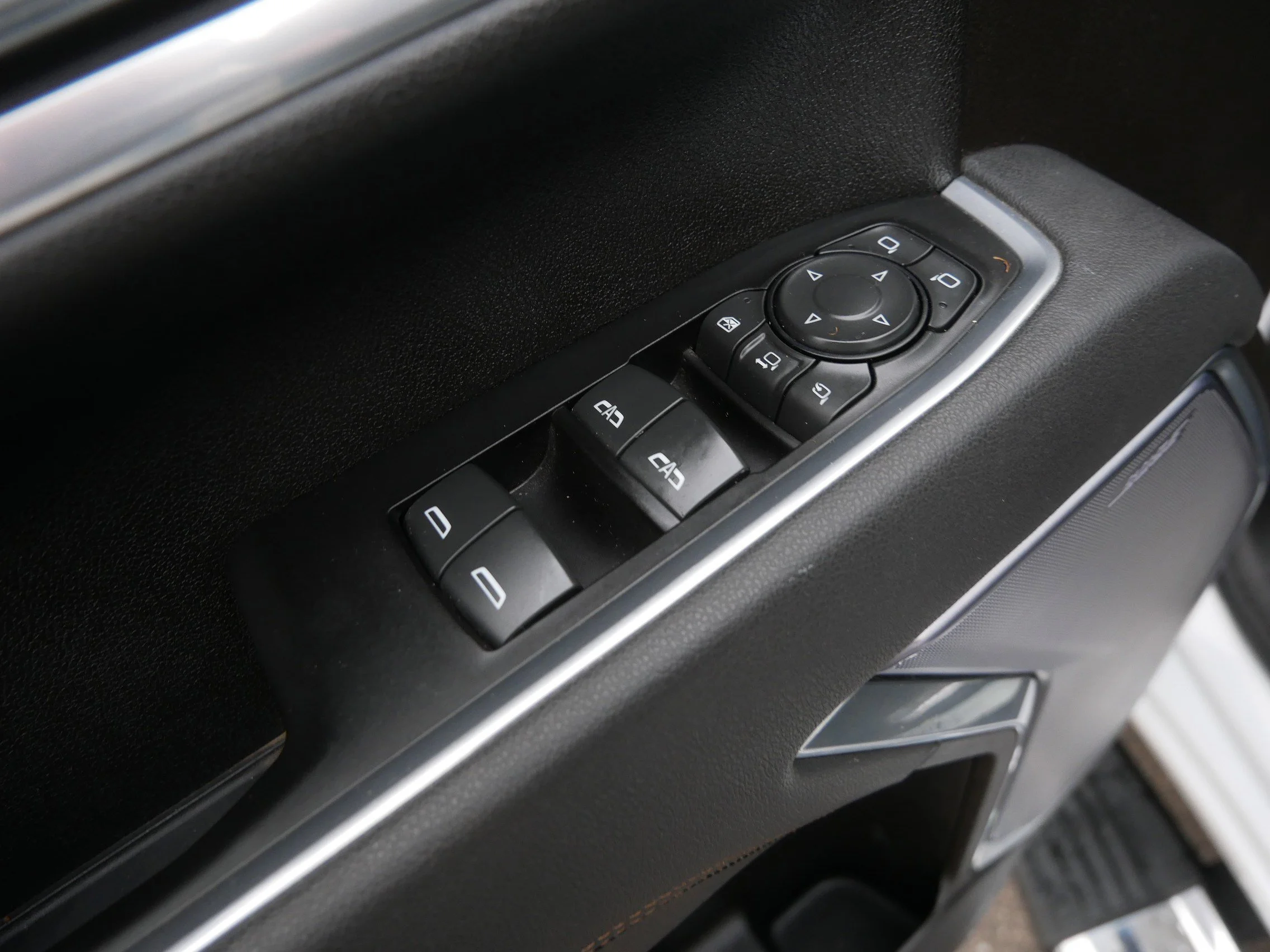 Used 2025 Iridescent Pearl Tricoat Chevrolet High Country image 24