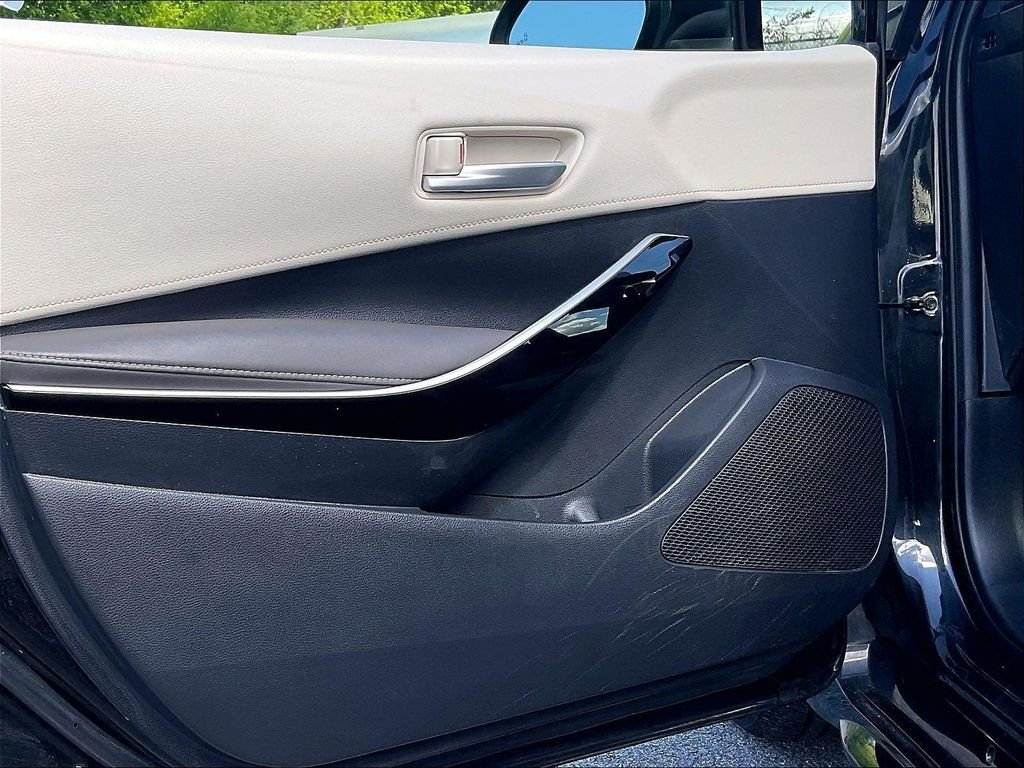 Used 2020 Black Toyota XLE image 9