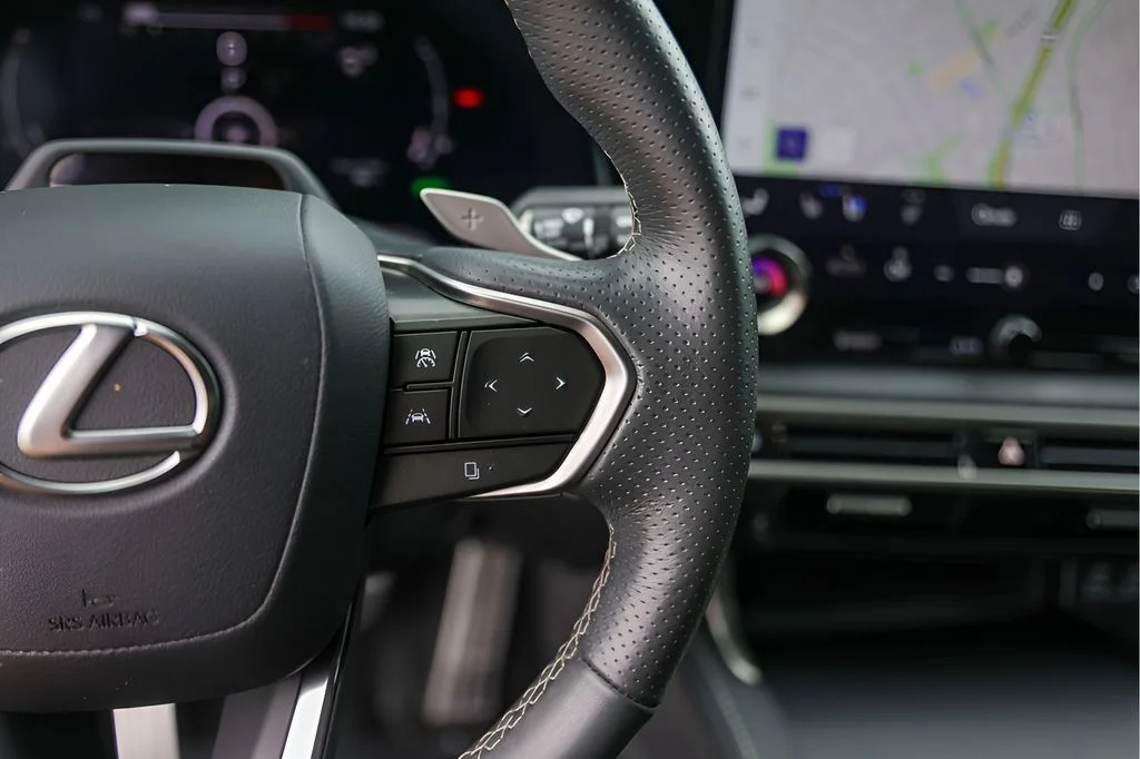 Used 2024 White Lexus 500h F SPORT Performance image 16