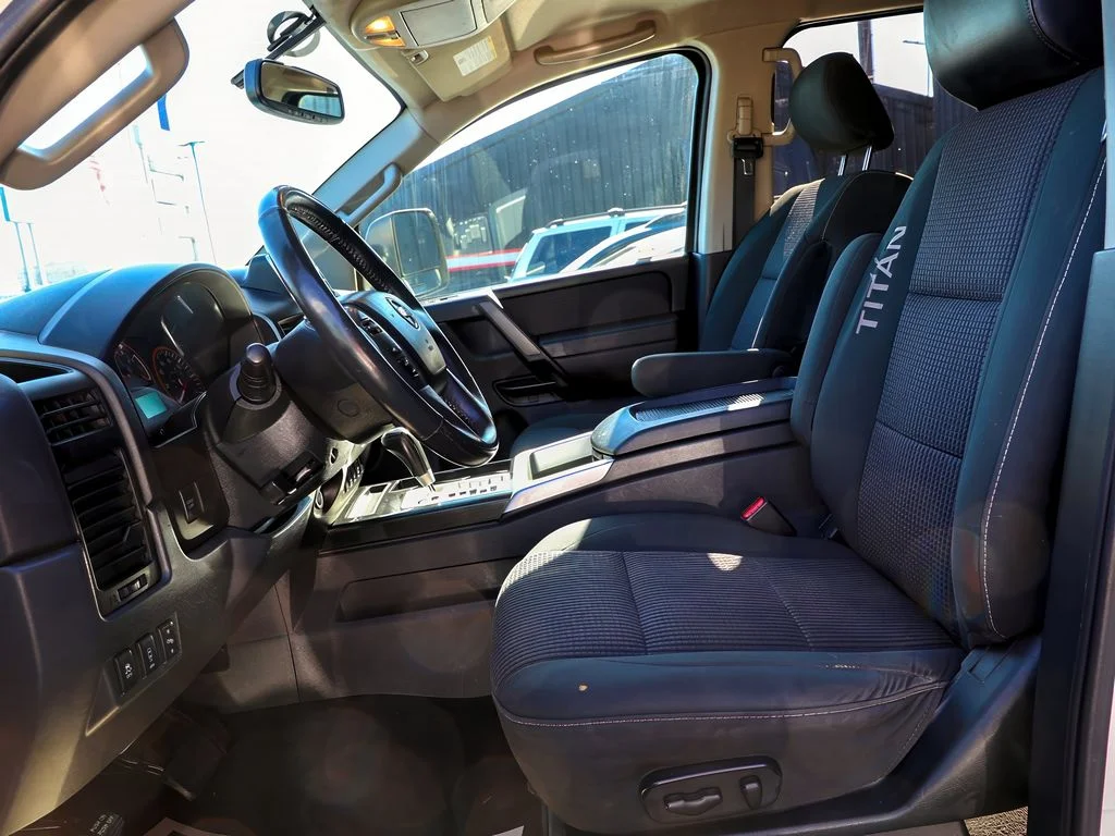 Used 2014  Nissan S image 14