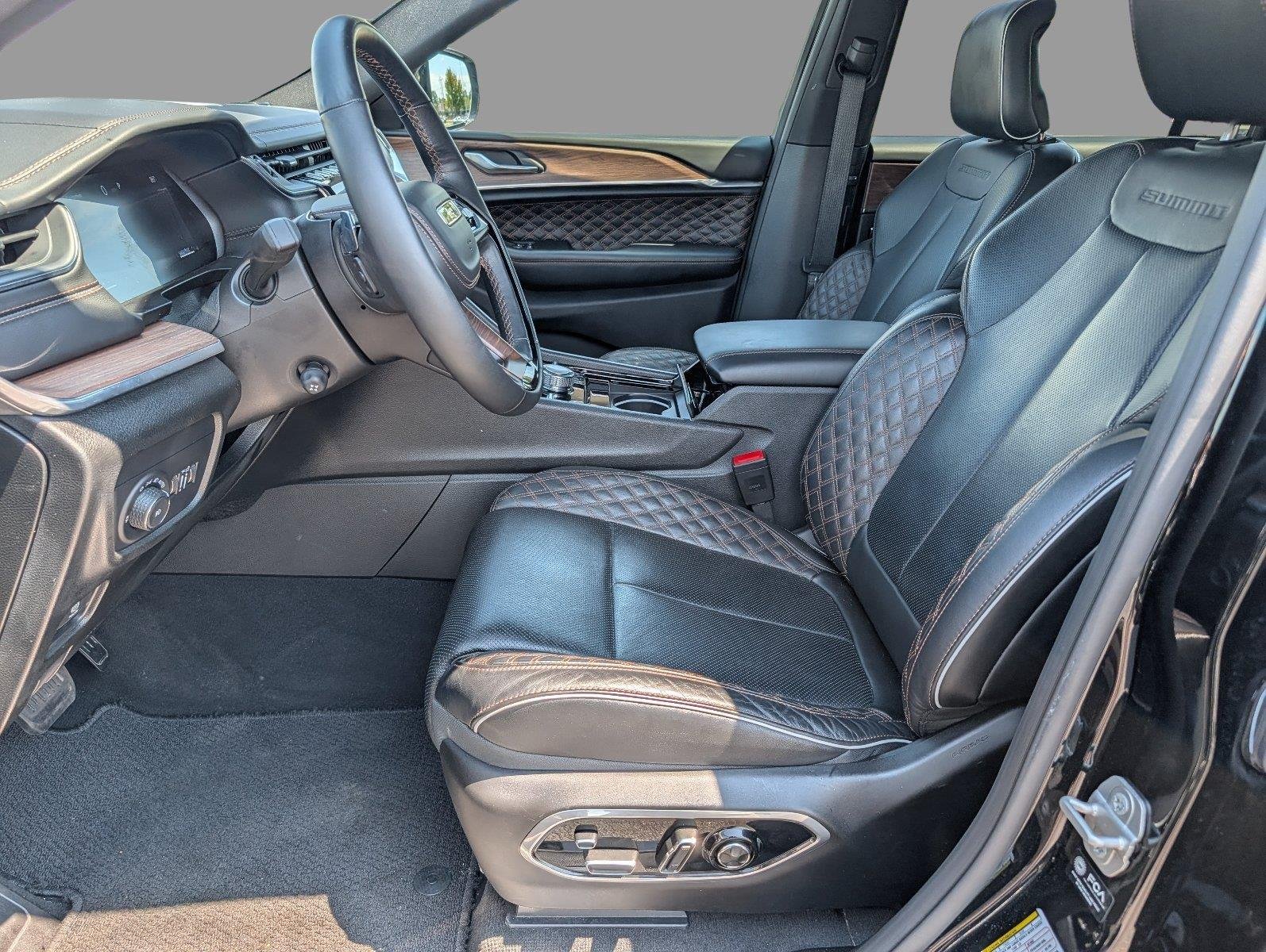 Used 2025 Diamond Black Crystal Pearlcoat Jeep Summit image 10