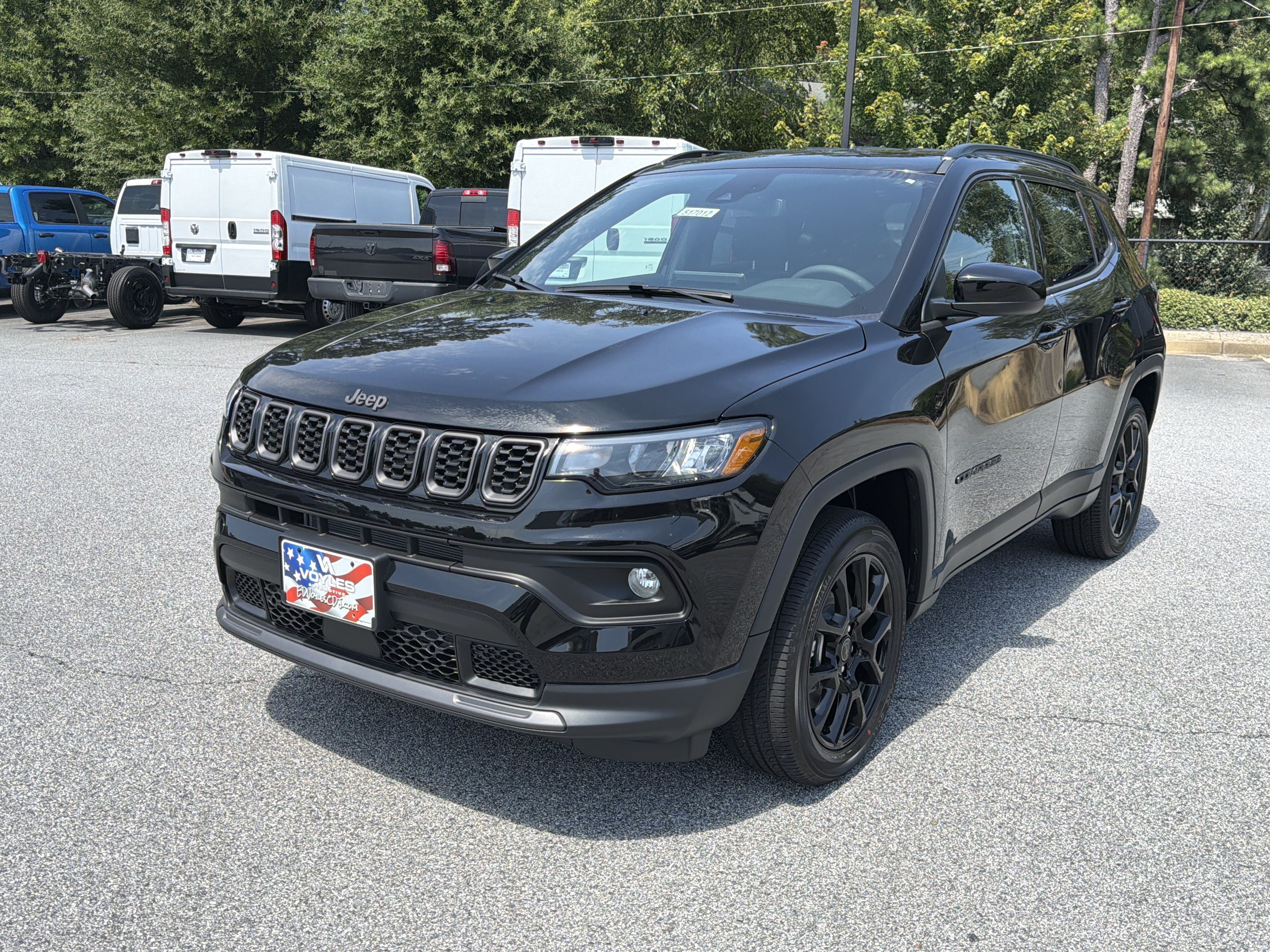 New 2026 Diamond Black Crystal Pearl-Coat Exterior Paint Jeep Latitude image 3