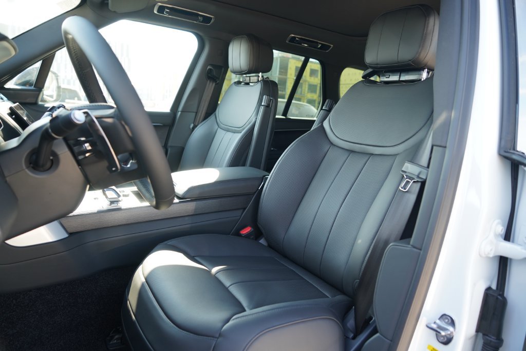New 2027 Fuji White Land Rover SE image 11