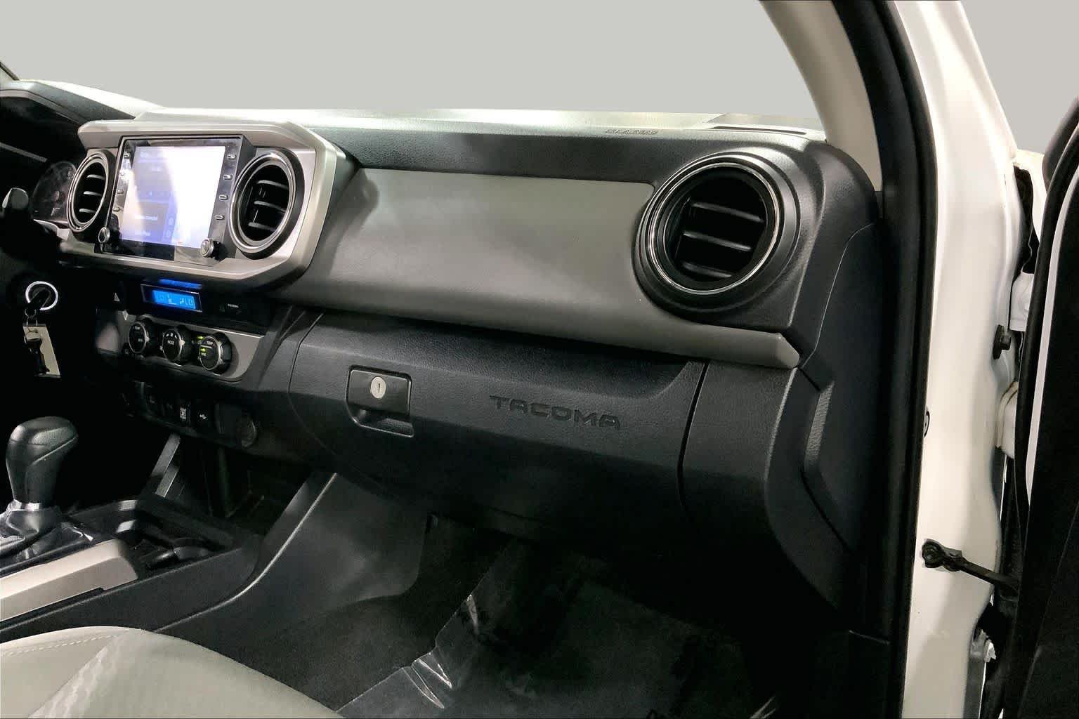 Used 2022 White Toyota SR5 image 19