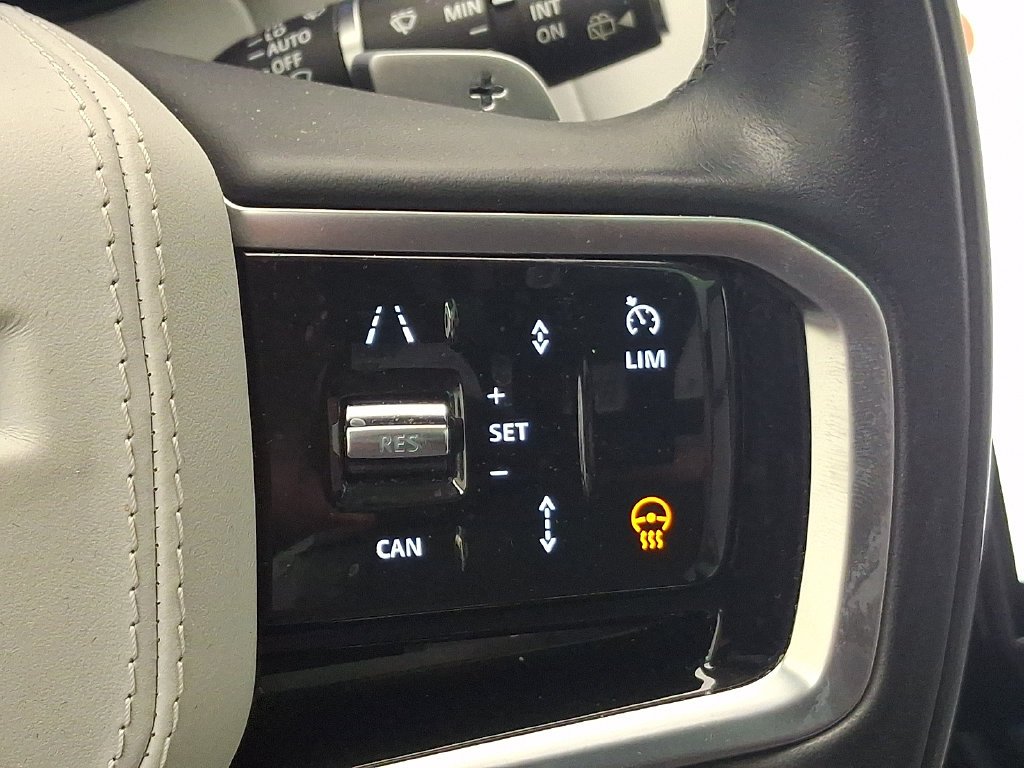 Used 2023  Land Rover SE image 24