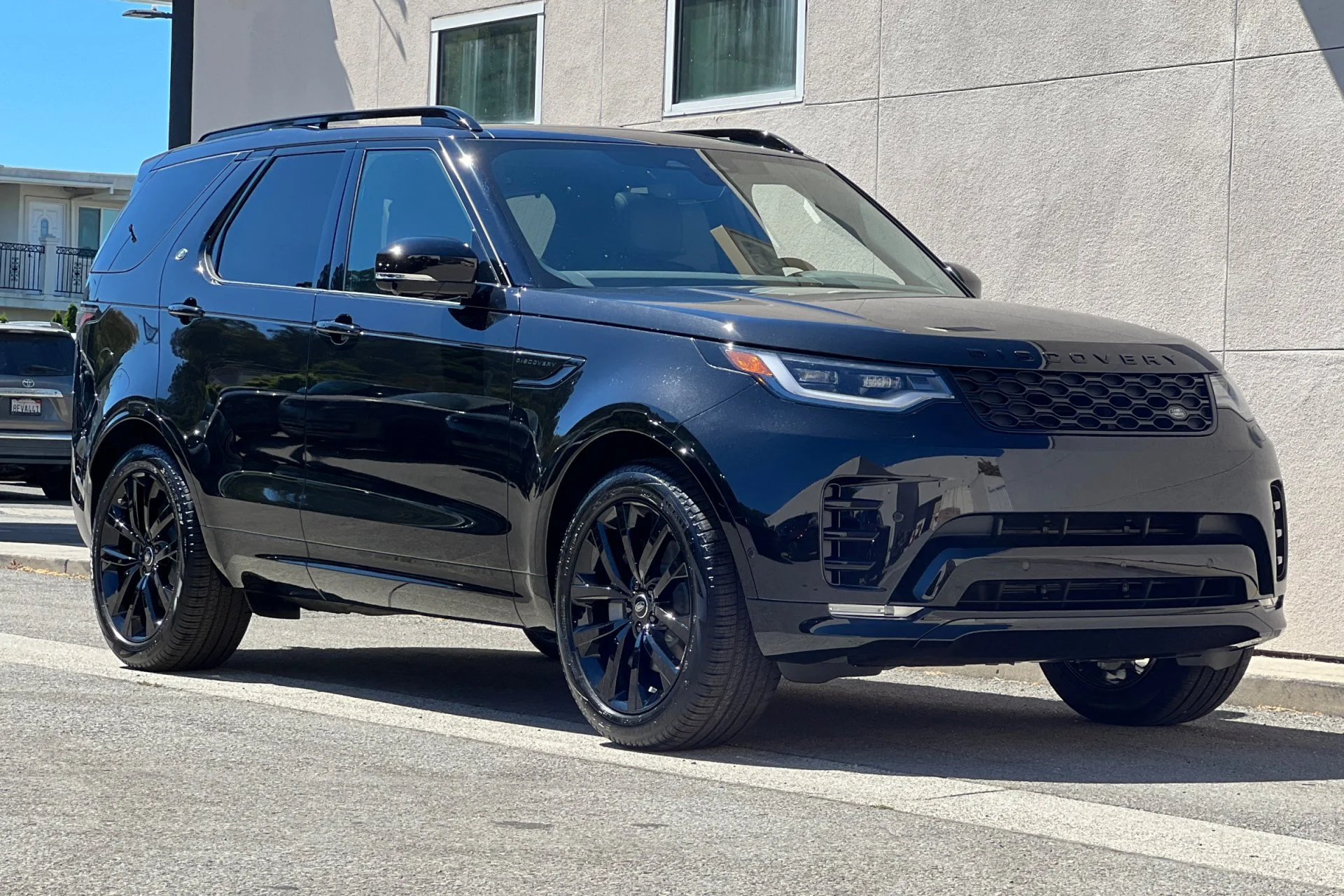 New 2026 Santorini Black Land Rover Dynamic SE image 9