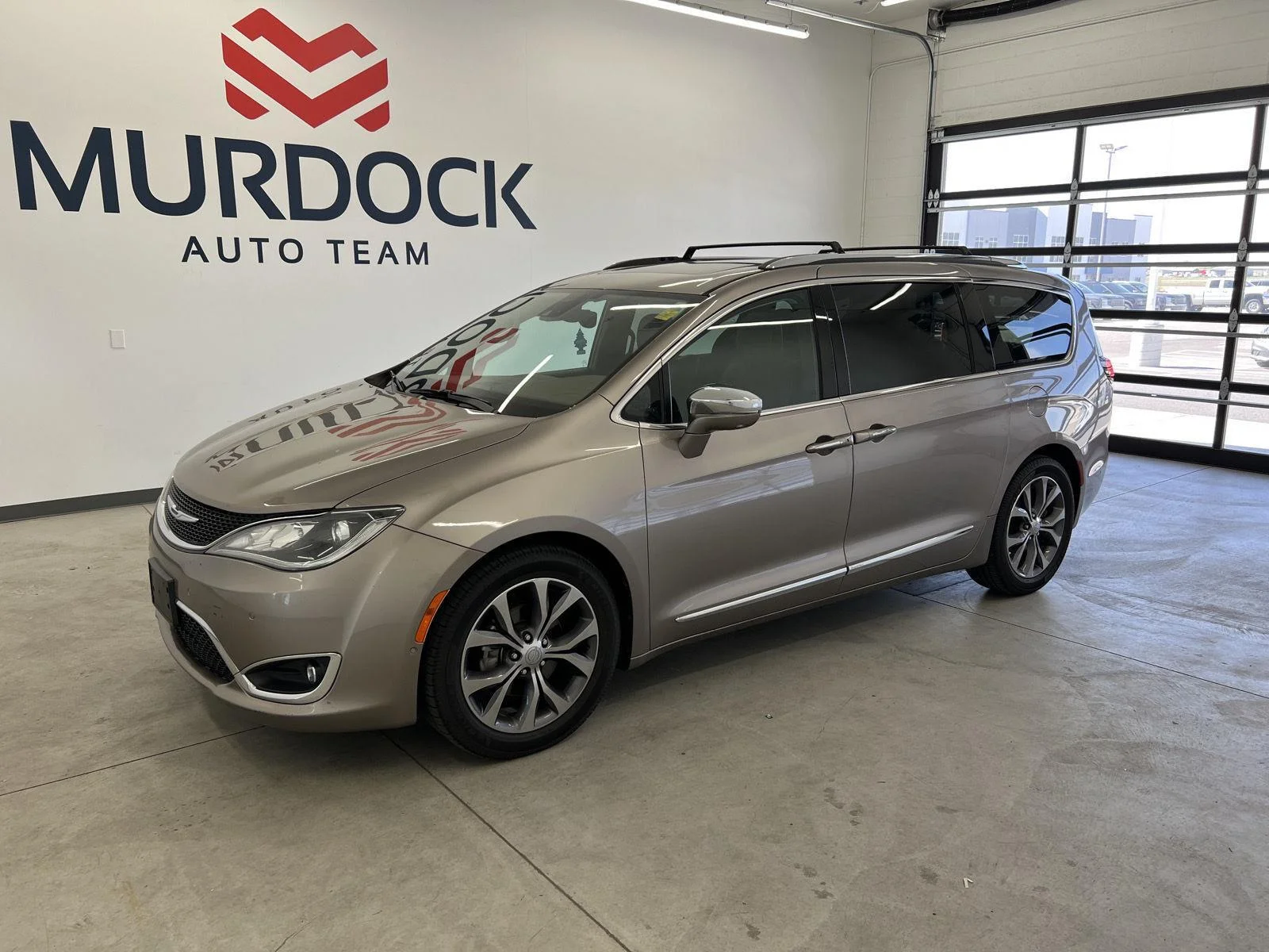 2017 Chrysler Pacifica Limited's photo