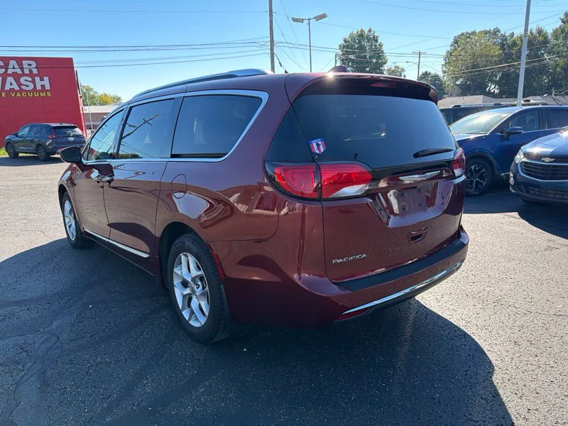 Used 2019 Red Chrysler Touring L image 5