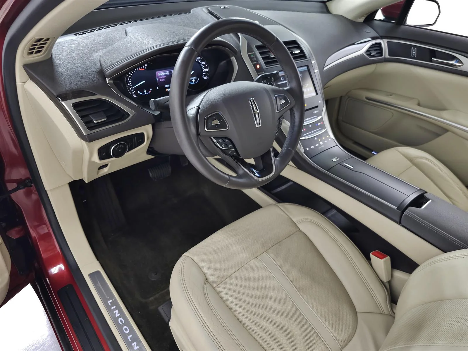 Used 2015 Red Lincoln  image 14