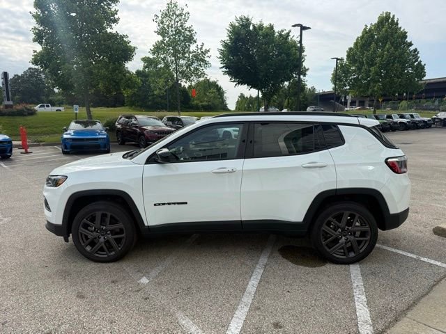New 2026 Bright White Clear-Coat Exterior Paint Jeep Latitude image 3