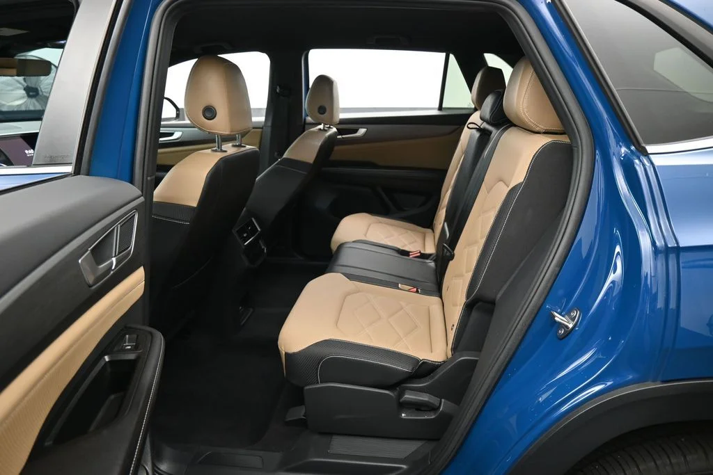 Used 2025 Blue Metallic Volkswagen 2.0T SE image 27